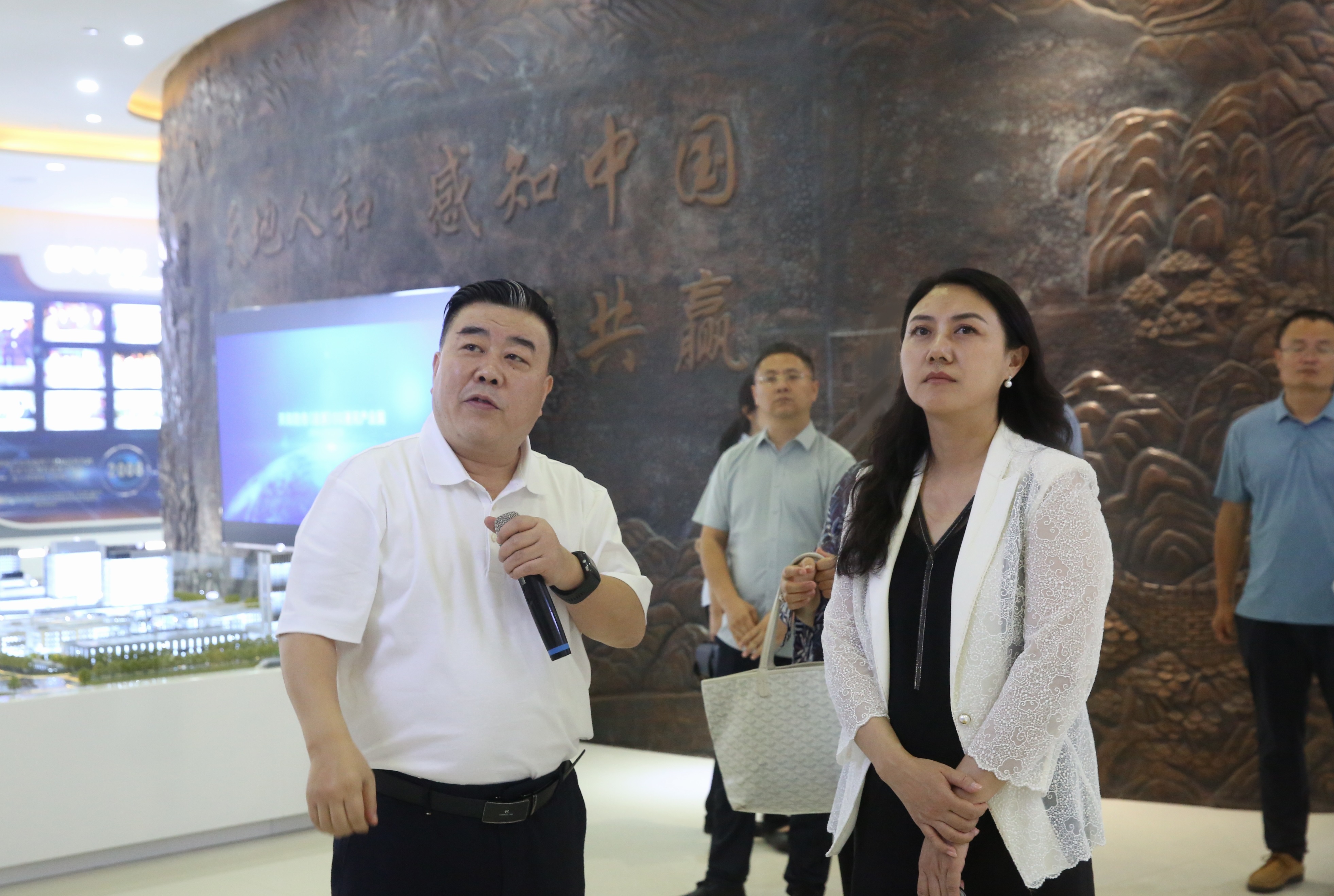 省發(fā)改委經(jīng)濟(jì)國防處處長梁薇蒞臨天和防務(wù)調(diào)研